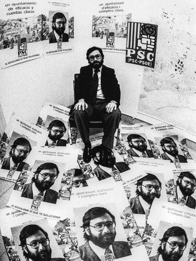 Narcís Serra envoltat amb els cartells de campanya a l'alcaldia