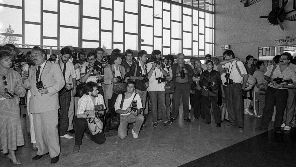 Fotógrafos esperando la llegada de Ilona Staller, Cicciolina, en el aeropuerto de El Prat de Barcelona