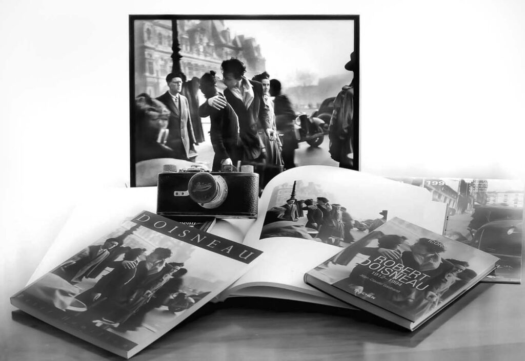 Bodegón de diferentes libros con la famosa fotografía de El beso de Robert Doisneau