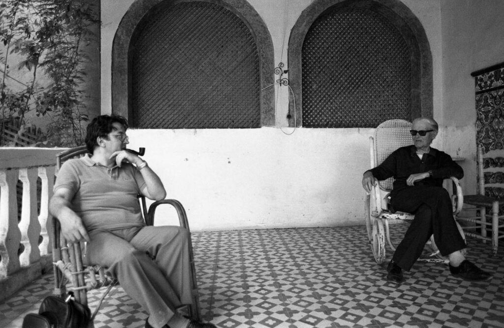 Josep Martí Gómez con su padre. sentados en el porche de su casa. Castelló, 1982
