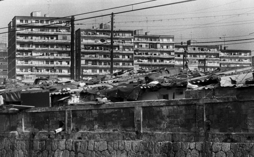 Bloques de pisos del barrio de la Verneda en la Barcelona de 1980. Más cerca, se ven las barracas de La Perona.