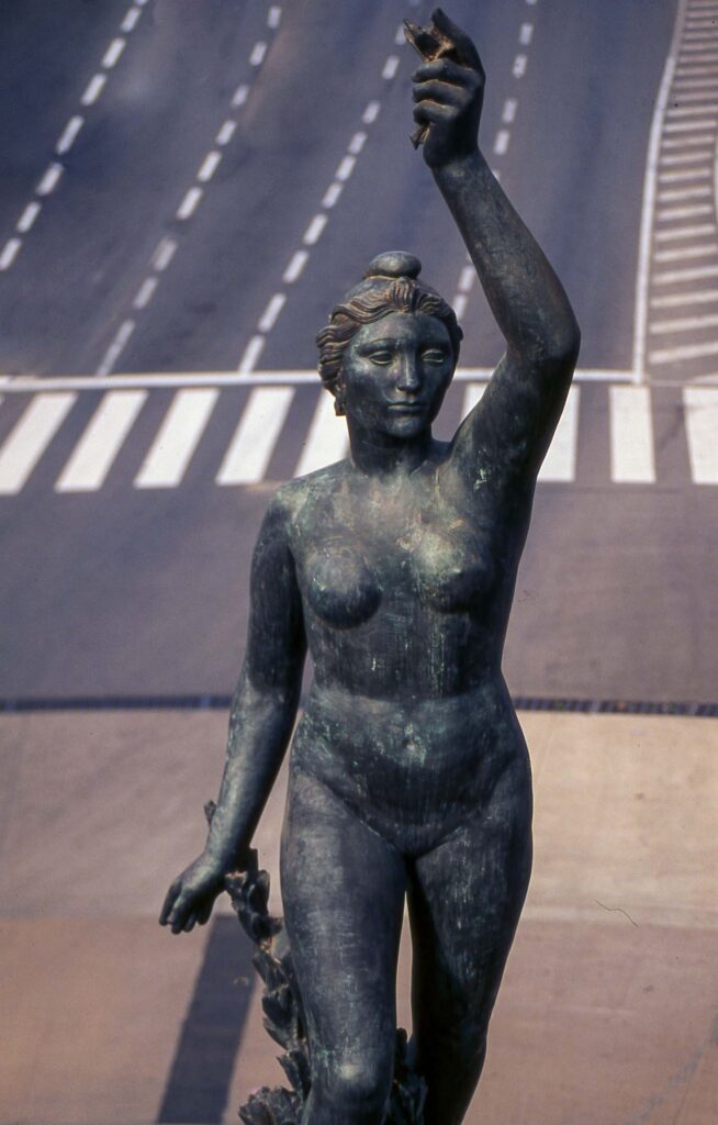 Retrato de la estatua de la República situada en la plaza de la República en Nou Barris, Barcelona.