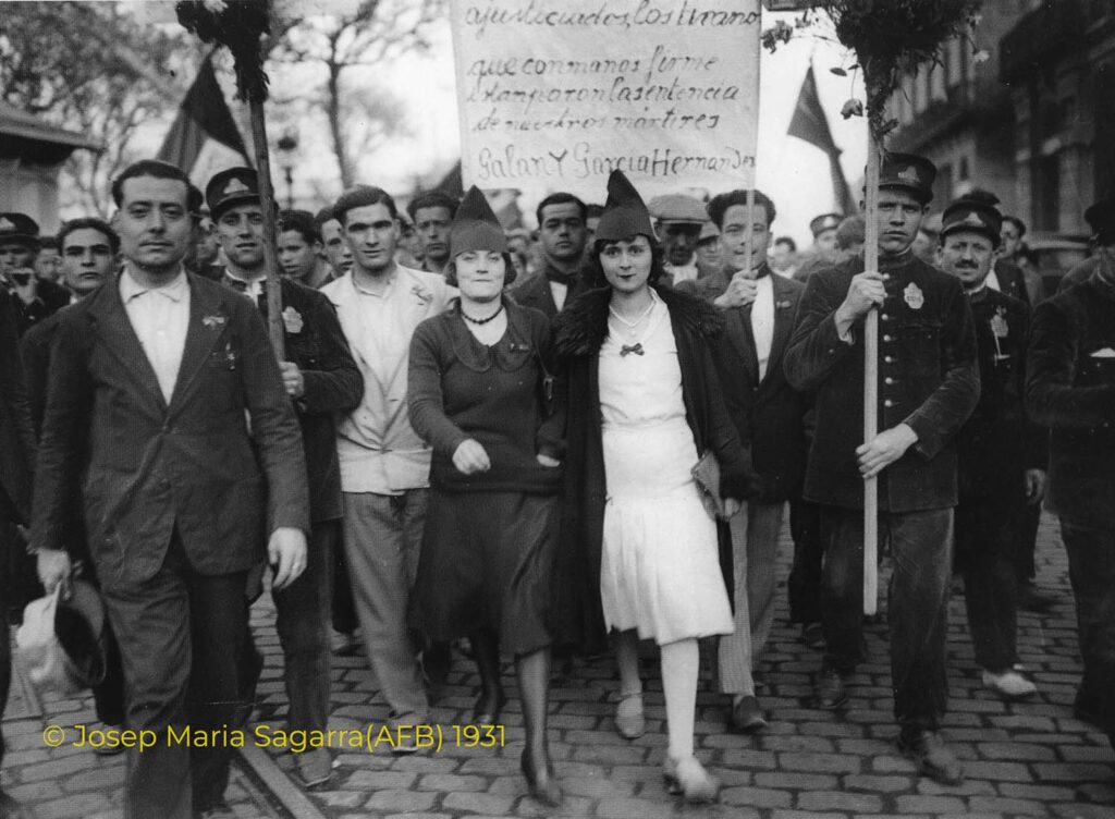Grupo de hombres y mujeres manifestándose a favor de la II República española.