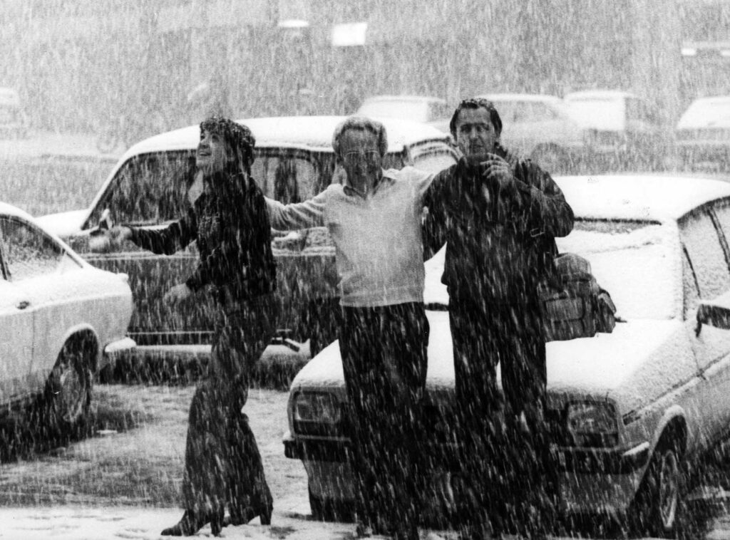 En la imagen se ve a Mercè Conesa, Josep Maria Huertas y a Albert Aymamí bajo la nieve de Barcelona