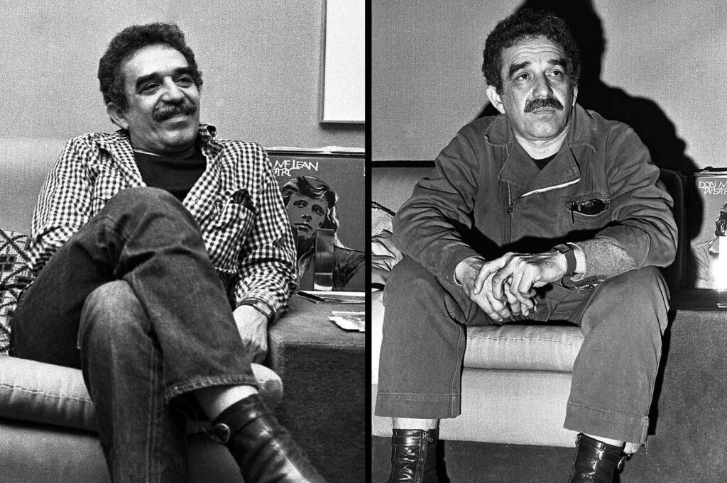 Dos fotografías de Gabriel García Márquez sentado en el sofá de su casa. Una con vaqueros y camisa y la otra con un mono de mecánico.