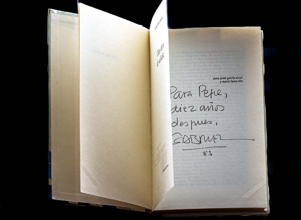 Dedicatoria a Pepe Encinas de Gabriel García Márquez. Se puede leer: "Para Pepe, diez años después. Gabriel".