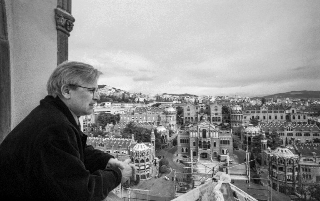 Joan Clos mirando por un balcón en el Hospital Sant Pau de Barcelona.