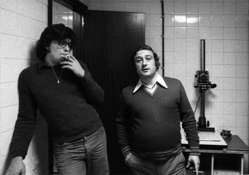 Eduard Omedes i Rafa Segui fumant a un laboratori fotogràfic.
