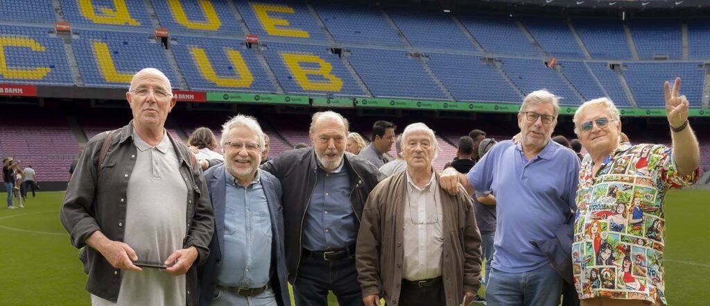 Foto de grup al Camp Nou on es veuen, d'esquerra a dreta, Agustí Carbonell, Pepe Encinas, Antoni Campañà, Rafa Seguí, Eduard Omedes i Zoltan Czibor.