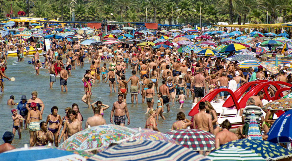 La playa de Llevant de Salou tiene bandera azul y en verano la orill se llena a rebentar de bañistas.